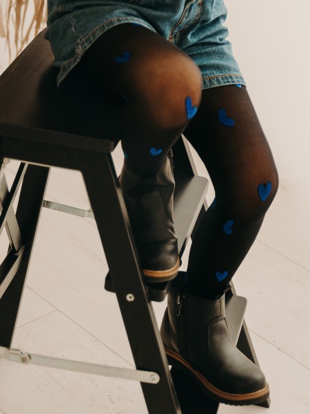 Fiore - Dívčí punčochové kalhoty se srdíčkovým vzorem v intenzivní modré barvě